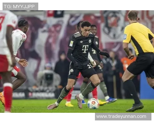 欧联杯经典对决拜仁绝杀皇马乌龙球引发全场狂欢